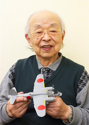 百式重爆撃機「呑龍」の元パイロット、中村真さんは愛機の模型を手に戦史を振り返った