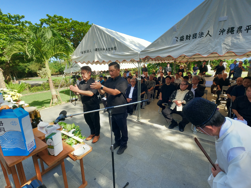 献花　沖縄翼友会会員でもある、大山那覇市会議員と宜保豊見城市議会議員