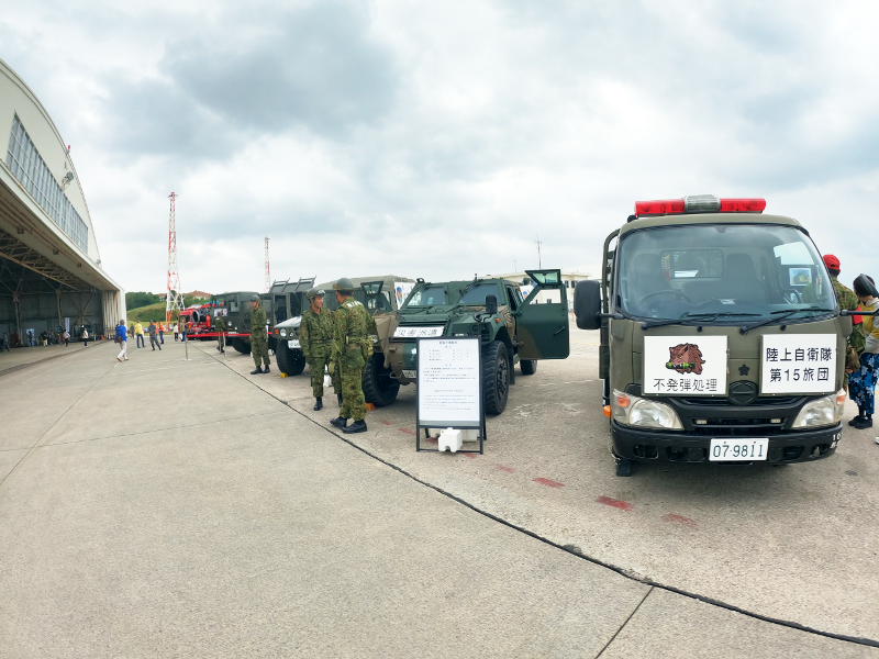 展示会場の一番奧に陸上自衛隊第15旅団の車両展示（不発弾処理や災害派遣時の車両も）