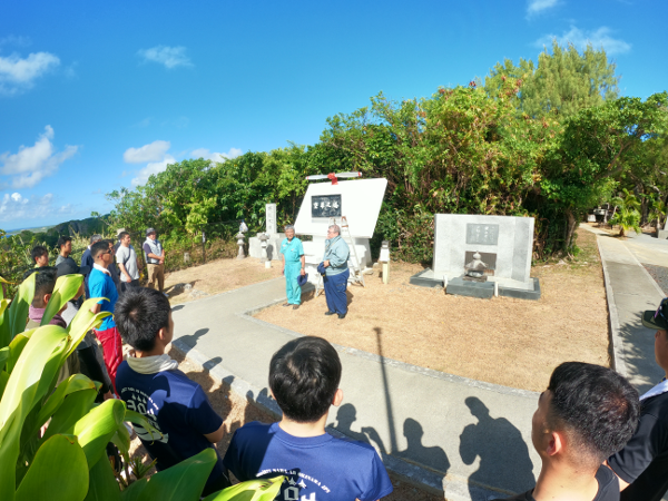 令和７年１０月慰霊碑周辺の清掃と慰霊碑塗装作業①-1