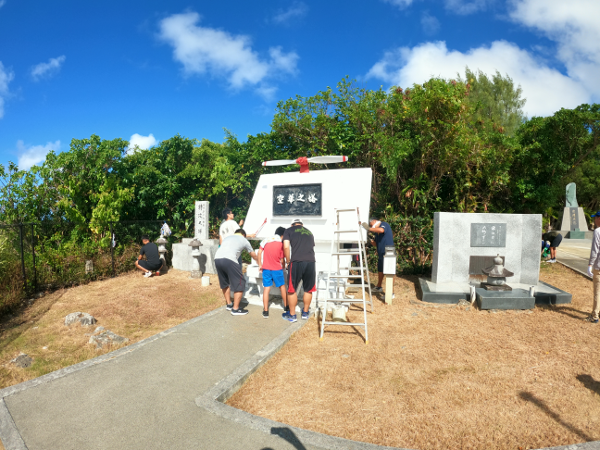 令和７年１０月慰霊碑周辺の清掃と慰霊碑塗装作業①-4