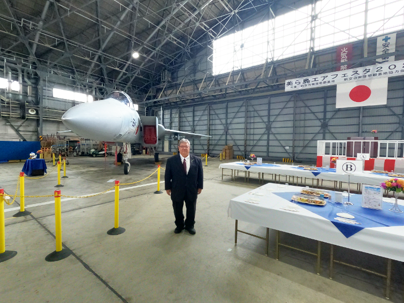 開場前に根路銘会長を記念撮影