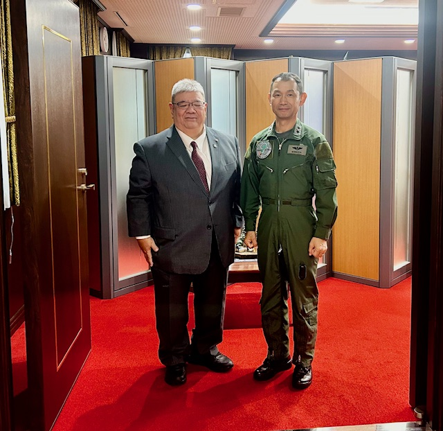 航空自衛隊第９航空団司令霜田空将補と記念撮影