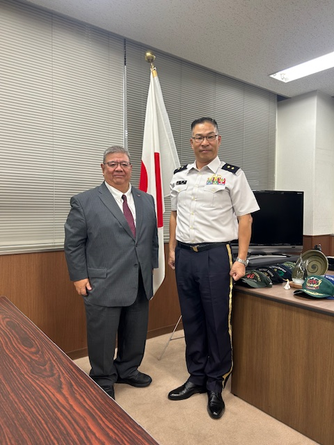 海上自衛隊第５航空群司令平木海将補と記念撮影