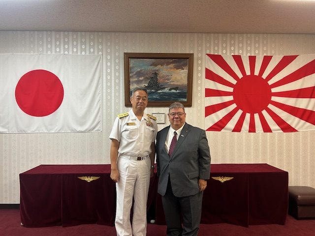 航空自衛隊沖縄地本協力本部長今井陸将補と記念撮影