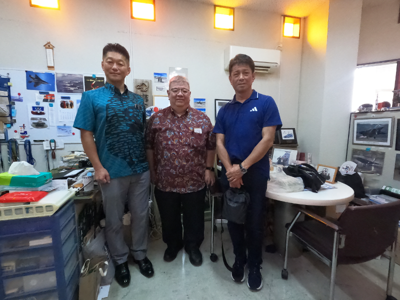 根路銘会長の日米軍のコレクション部屋へ訪問