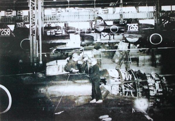 最新鋭戦闘機「紫電改（しでんかい）」を生産する川西航空機姫路製作所で働く工員たち