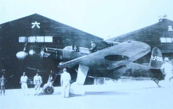 姫路海軍航空隊の格納庫前で出撃を待つ艦上攻撃機「天山」＝鶉野飛行場