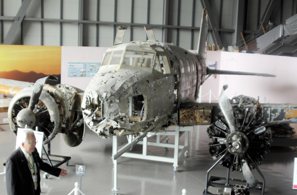 重要航空遺産の認定が決まった旧陸軍の「一式双発高等練習機」。２０１２年に十和田湖の湖底から引き揚げられていた＝三沢市の県立三沢航空科学館で