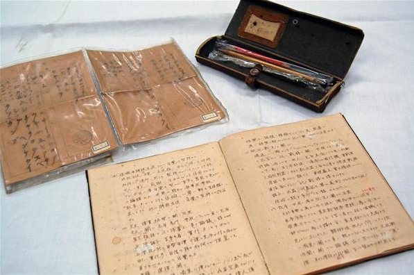 海軍兵学校、陸軍士官学校の合格通知（左上）と筆箱（右上）、海軍兵学校時代の日記。筆箱の名札に関行男と記されている