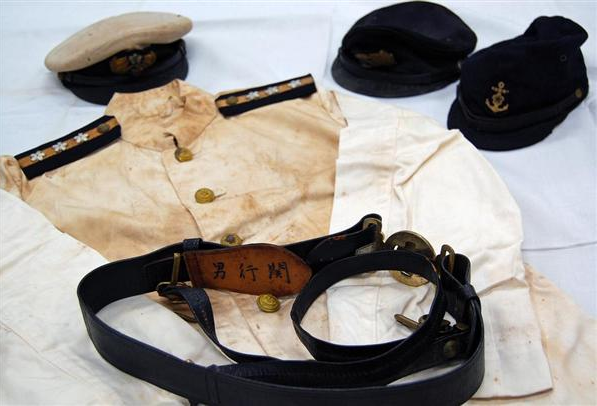 制帽、制服と軍刀を装着するベルト「剣帯」。剣帯の裏に関行男と記されている