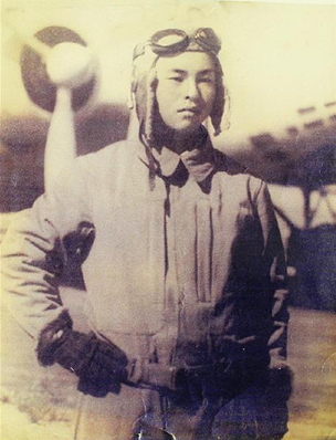太田少尉の飛行帽をかぶった中村真さん＝昭和１７年、浜松で（中村さん提供）
