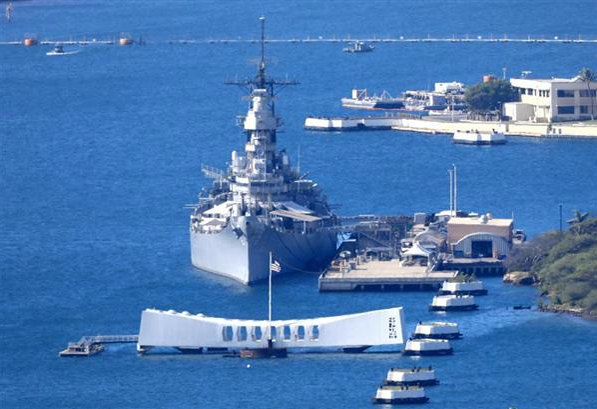 アリゾナ記念館（手前）と向かい合うように係留されている戦艦ミズーリ＝昨年１２月