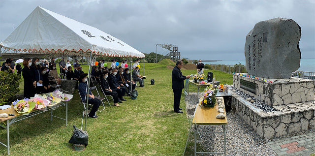 沖縄戦特攻から77年　顕彰碑前で献花や献鶴　伊舎堂用久慰霊祭